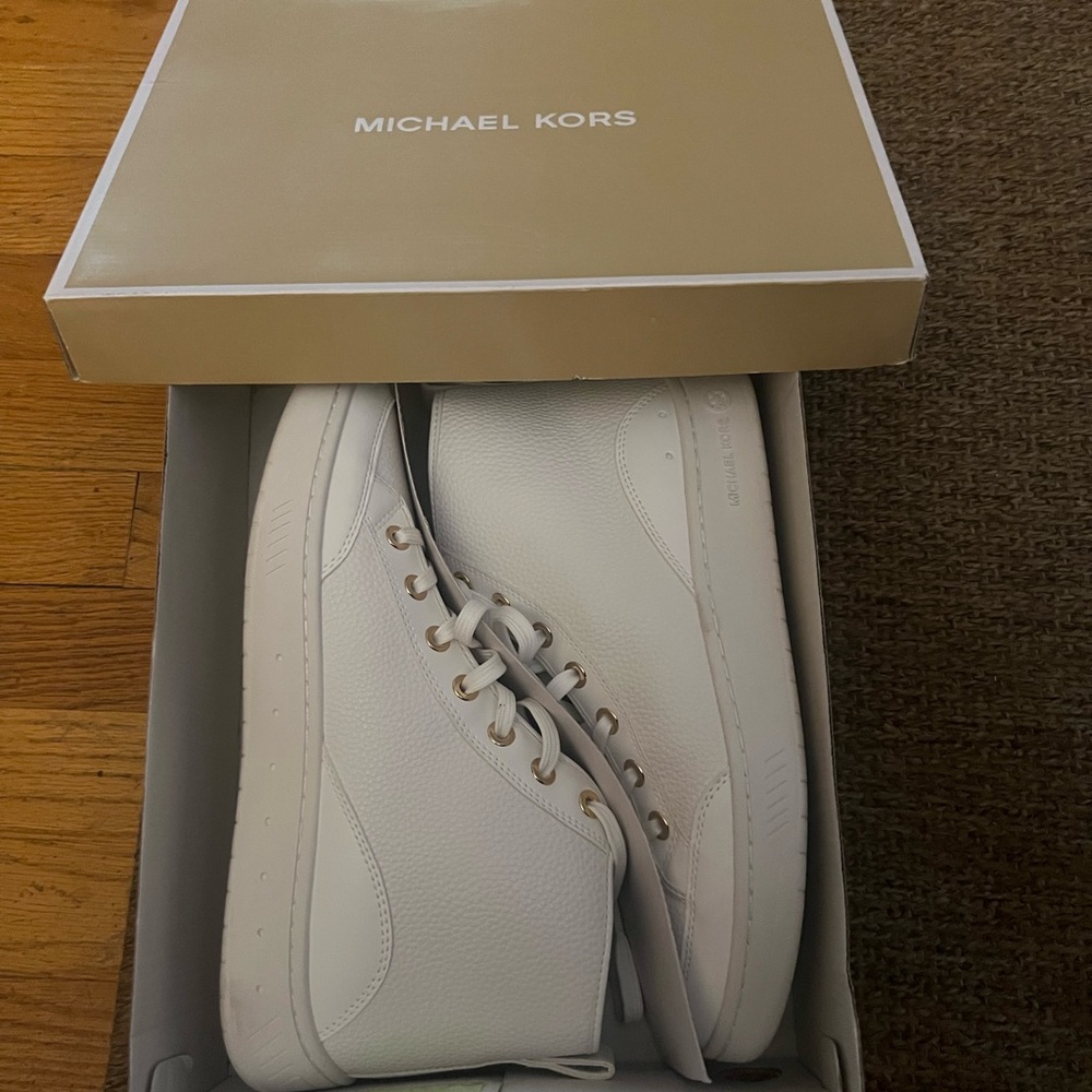 Michael Kors White Sneakers Sleek Minimalist Design